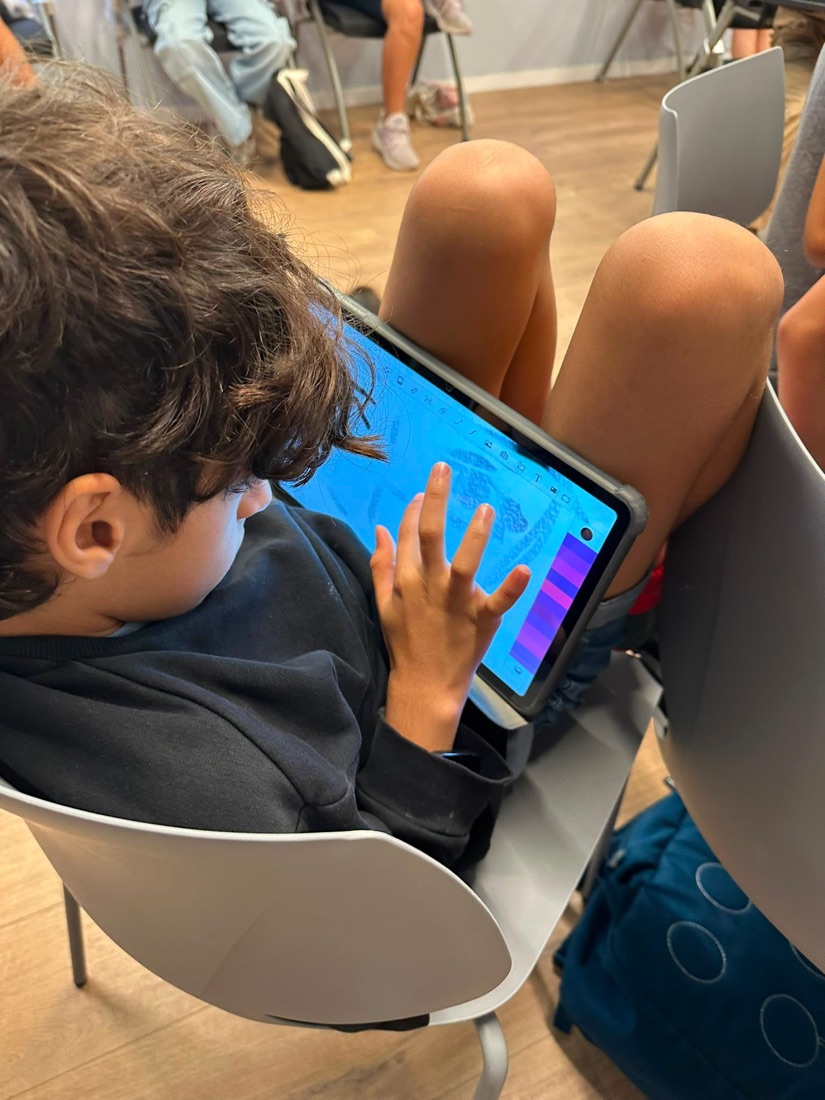ילד משחק בריכוז